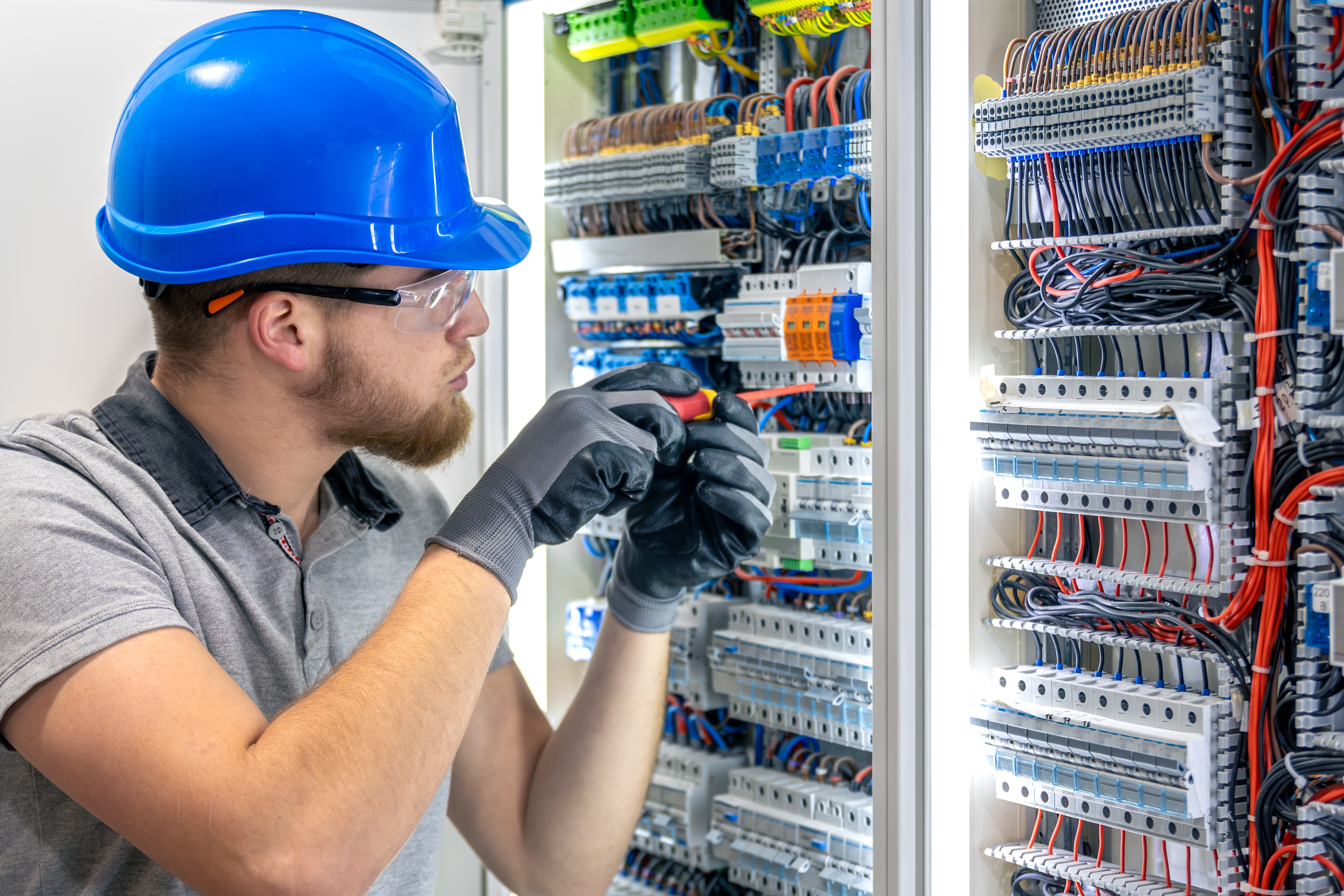 Elektriker bei der Arbeit