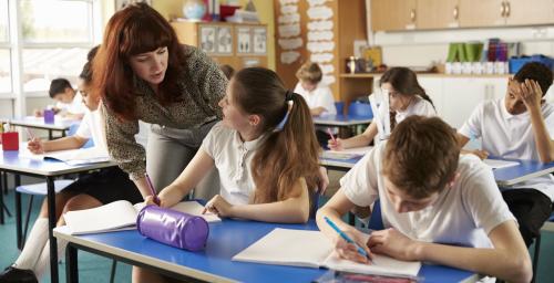 Eine Lehrerin in der Klasse
