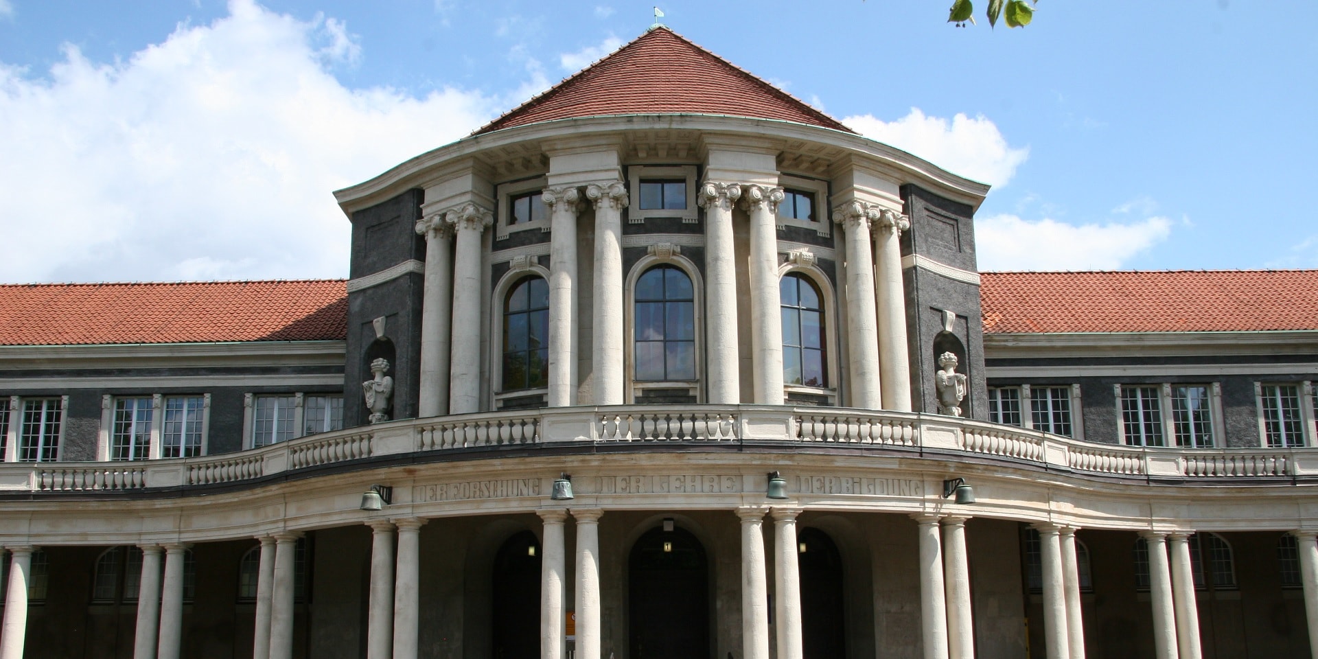 Eingang der Universität Hamburg 